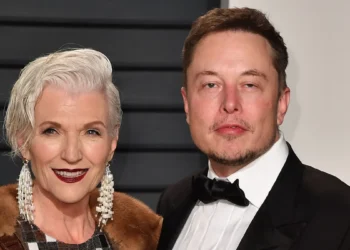 La mère d’Elon Musk décrit sa maison en trois détails : frigo vide, un garage, une serviette