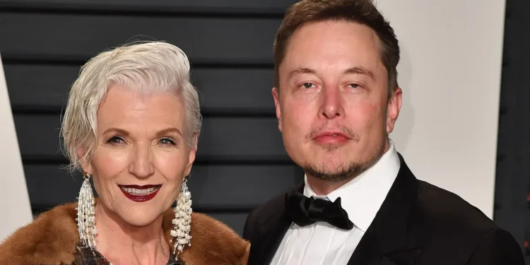 La mère d’Elon Musk décrit sa maison en trois détails : frigo vide, un garage, une serviette